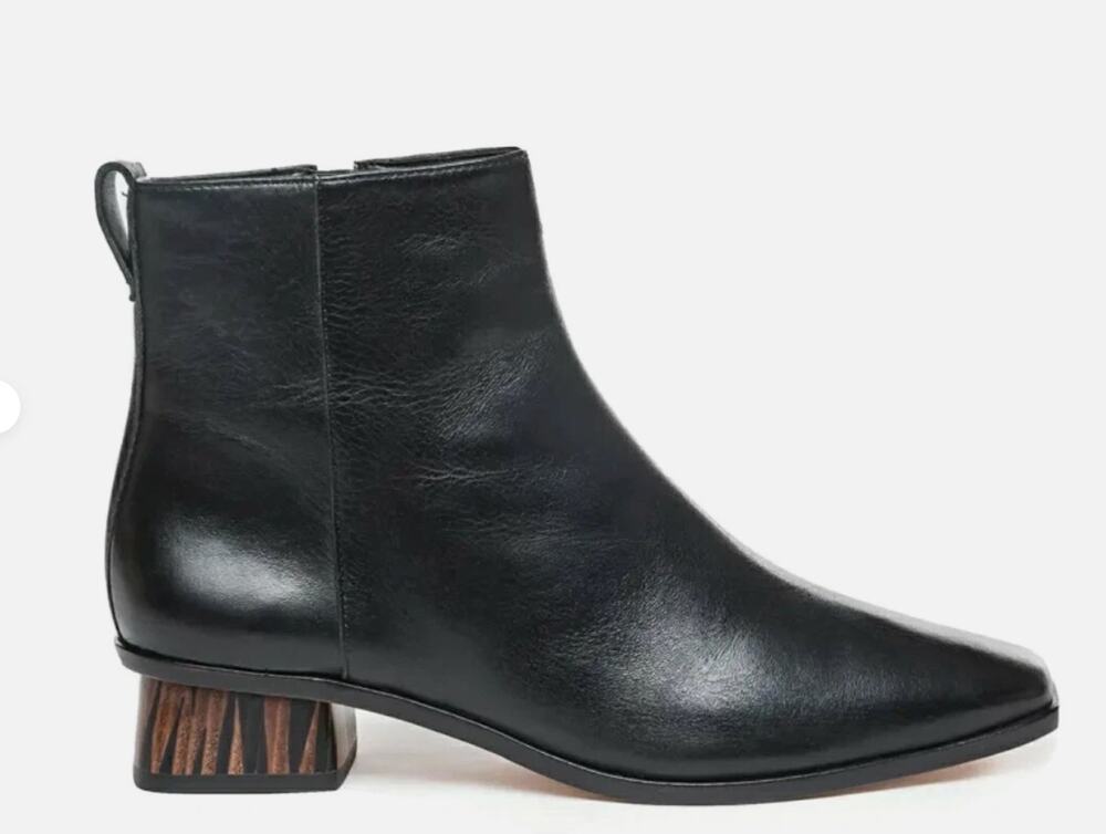 Bernardo Sz 6 Black Leather Block Heel Side Zip Square Toe Booties